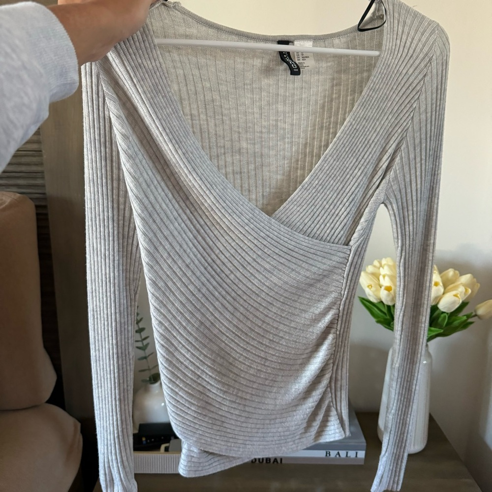 H&M Divided Gray Lightweight Sweater – Size XS